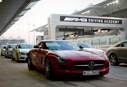 أكاديمية AMG للقيادة تحول سائقي السيارات إلى محترفي قيادةٍ على حلبات السباق